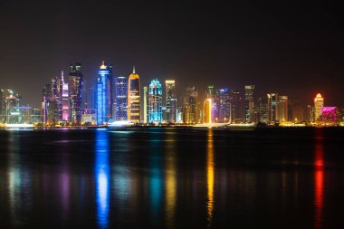 Gece Doha 'nın canlı Skyline' ı Başkent körfezinin karşı tarafından gece görüldüğü gibi