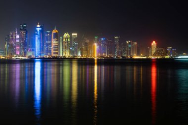 Gece Doha 'nın canlı Skyline' ı Başkent körfezinin karşı tarafından gece görüldüğü gibi