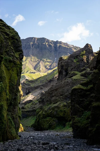 Stakkholtsgja Canyon με μπλε συννεφιασμένο ουρανό στην Ισλανδία κοντά στο Posmork — Φωτογραφία Αρχείου