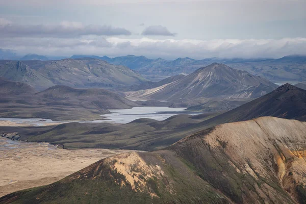 Landmannalaugar-völgy. Izland. Színes hegyek a Laugavegur túraútvonalon. Többszínű kőzetek, ásványi anyagok, fű és moha rétegek kombinációja — Stock Fotó