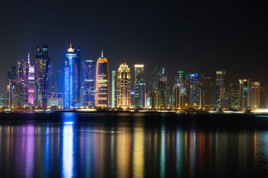 Gece Doha 'nın canlı Skyline' ı Başkent körfezinin karşı tarafından gece görüldüğü gibi