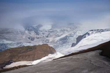 Buzullu güzel manzara Fimmvorduhals yolu yaz güneşli günü, İzlanda