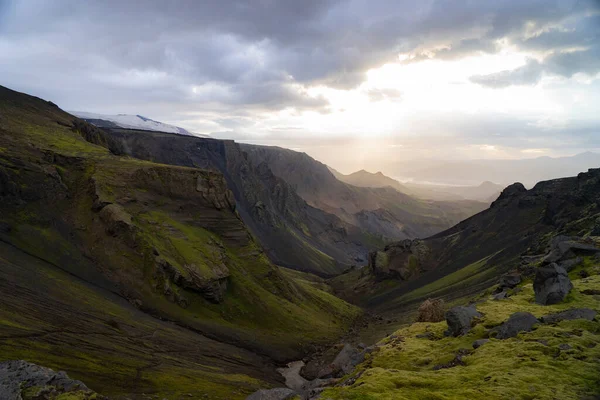Thorsmork yakınlarındaki Fimmvorduhals yürüyüş yolunda dramatik ve renkli günbatımında Kanyon ve Dağ zirvesi