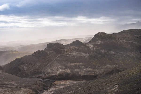 Vulkaniska landskap under askstorm på Fimmvorduhals vandringsled. Island — Stockfoto