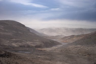 Volkanik manzara, Fimmvorduhals 'ın yürüyüş yolu üzerindeki kül fırtınası sırasında. İzlanda