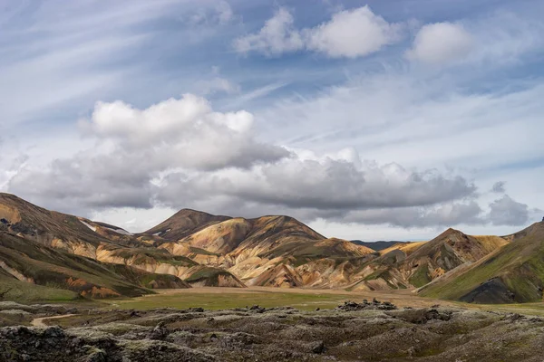 Dolina Landmannalaugar. Islandia. Kolorowe góry na szlaku turystycznym Laugavegur. Połączenie warstw wielobarwnych skał, minerałów, trawy i mchu — Zdjęcie stockowe