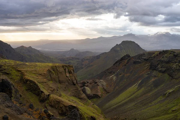 Cañón verde y montaña durante el dramático y colorido atardecer en el sendero Fimmvorduhals Hiking cerca de Thorsmork — Foto de Stock