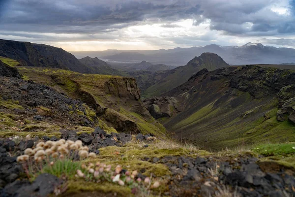 Cañón y pico de la montaña durante el dramático y colorido atardecer en el sendero Fimmvorduhals Hiking cerca de Thorsmork — Foto de Stock