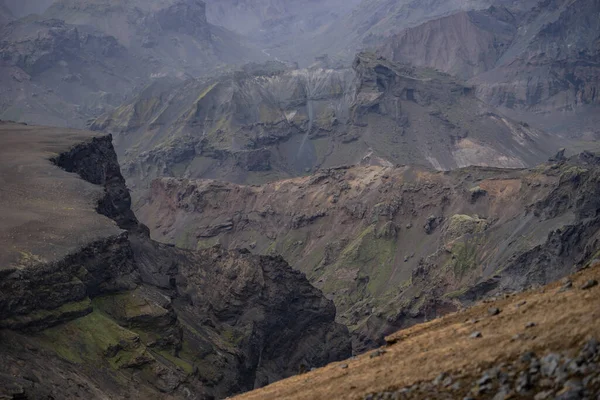 Canyon med olika färgade lager klippor och kullar — Stockfoto