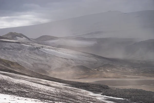 Paisagem vulcânica durante a tempestade de cinzas na trilha de caminhadas Fimmvorduhals. Islândia — Fotografia de Stock