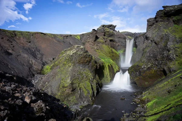 Bella cascata liscia in Islanda sul sentiero Fimmvorduhals al rallentatore durante la sera — Foto Stock