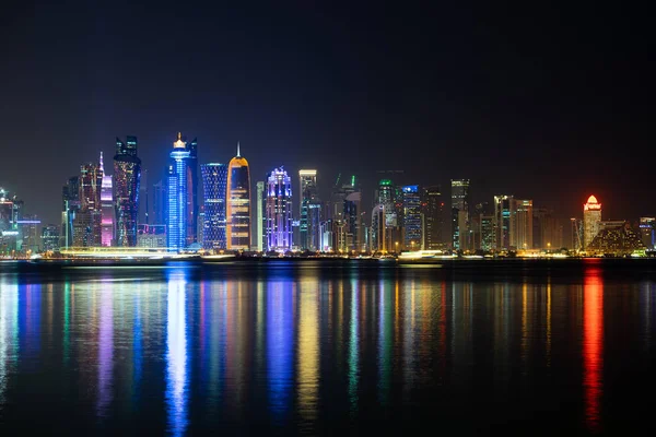 Gece Doha 'nın canlı Skyline' ı Başkent körfezinin karşı tarafından gece görüldüğü gibi