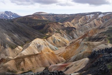 Landmannalaugar Vadisi. İzlanda. Laugavegur yürüyüş yolunda renkli dağlar. Çok renkli kaya, mineral, ot ve yosun katmanlarının birleşimi