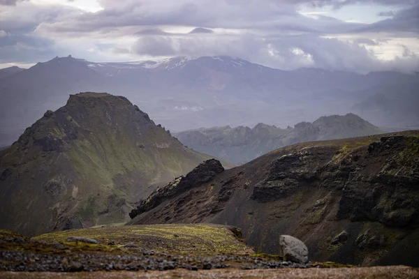 Горная вершина с облаками и на тропе смегавегура рядом с Торсморком — стоковое фото