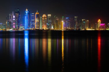 Gece Doha 'nın canlı Skyline' ı Başkent körfezinin karşı tarafından gece görüldüğü gibi