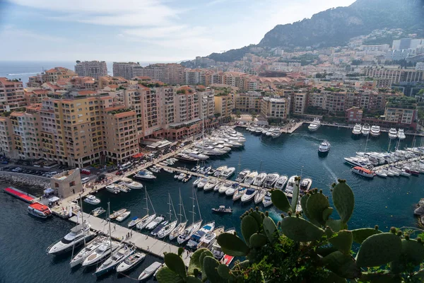 Preciosos apartamentos y puerto con yates de lujo en la bahía, Monte Carlo, Mónaco, Europa — Foto de Stock