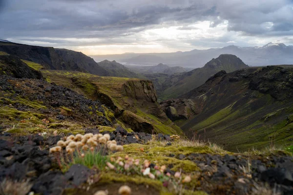 Canyon és a hegycsúcs alatt drámai és színes naplemente a Fimmvorduhals túraútvonal közelében Thorsmork — Stock Fotó