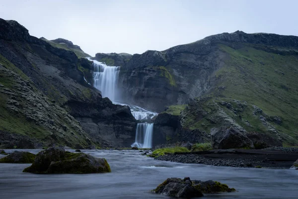 Két rétegű vízesés Ofaerufoss Eldgja Canyon, a központi Izlandon — Stock Fotó