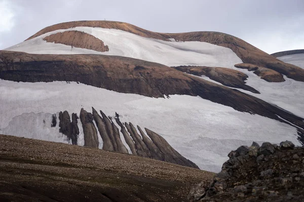 Hermoso paisaje con glaciar, colinas y musgo en el sendero Fimmvorduhals cerca de Landmannalaugar de verano día soleado, Islandia —  Fotos de Stock