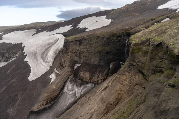Cañón con diferentes capas de color glaciar y cascada en el laugavegur Sendero de senderismo cerca de Thorsmork —  Fotos de Stock