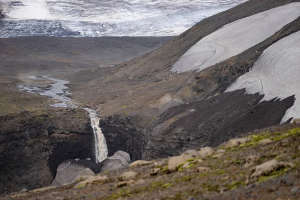 Όμορφο τοπίο με παγετώνα και καταρράκτη στο μονοπάτι Fimmvorduhals του καλοκαιριού ηλιόλουστη μέρα, Ισλανδία — Φωτογραφία Αρχείου