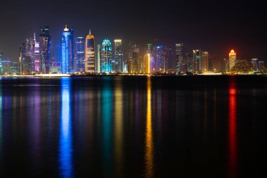 Gece Doha 'nın canlı Skyline' ı Başkent körfezinin karşı tarafından gece görüldüğü gibi