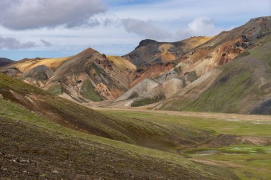 Laugavegur yürüyüş yolu üzerindeki Landmannalaugar Renkli Dağları. İzlanda. Çok renkli kaya, mineral, ot ve yosun katmanlarının birleşimi