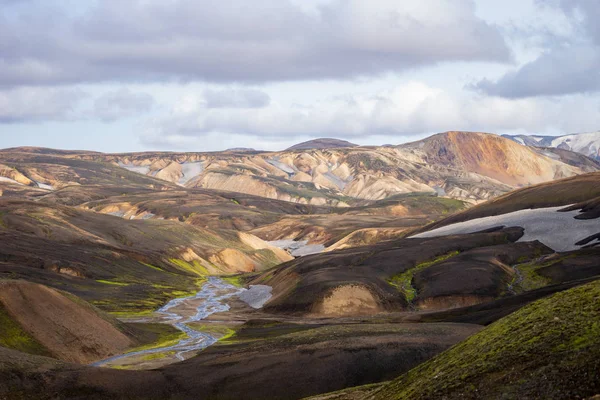 Hermoso paisaje con glaciar, colinas y musgo en el sendero Fimmvorduhals cerca de Landmannalaugar de verano día soleado, Islandia — Foto de Stock