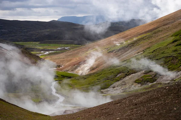 Piękny krajobraz z lodowcem, wzgórzami i mchem na szlaku Fimmvorduhals w pobliżu Landmannalaugar letniego słonecznego dnia, Islandia — Zdjęcie stockowe