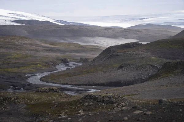 Paysage volcanique avec glacier, rochers et cendres sur le sentier de randonnée Fimmvorduhals. Islande — Photo