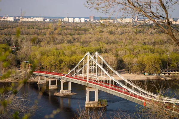 Κίεβο, Ουκρανία 31 Οκτωβρίου 2019. πεζογέφυρα Κιέβου πάνω από τον ποταμό Δνείπερου έως τη νήσο Trukhanov — Φωτογραφία Αρχείου