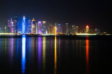 Gece Doha 'nın canlı Skyline' ı Başkent körfezinin karşı tarafından gece görüldüğü gibi