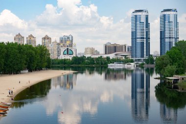 31 Ekim 2019. Kiev 'deki hidropark. Yazın kumsal