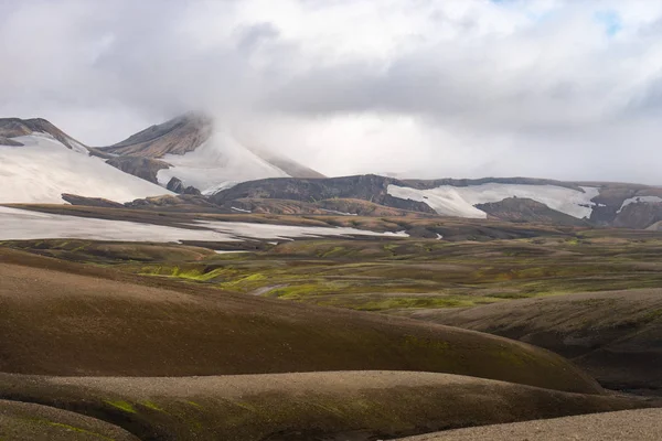 Όμορφο τοπίο με παγετώνα, λόφους και βρύα στο μονοπάτι Fimmvorduhals κοντά Landmannalaugar του καλοκαιριού ηλιόλουστη μέρα, Ισλανδία — Φωτογραφία Αρχείου