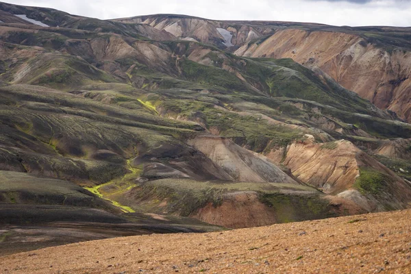 Landmannalaugar Красочные горы на Laugavegur туристической тропе. Исландия. Сочетание слоев разноцветных пород, минералов, травы и мха — стоковое фото