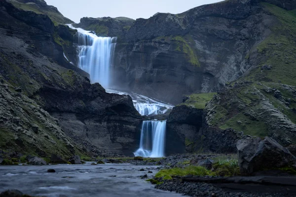 Két rétegű vízesés Ofaerufoss Eldgja Canyon, a központi Izlandon — Stock Fotó