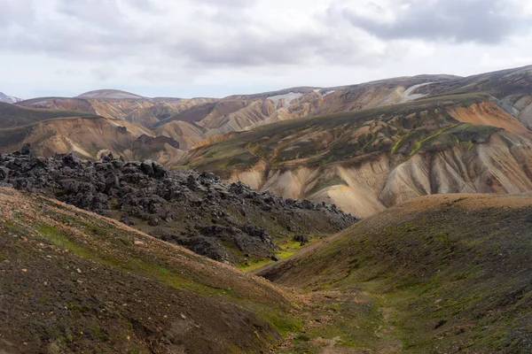 Ландманналогарская долина. Исландия. Красочные горы на Лаугавегурской пешеходной тропе. Сочетание слоев разноцветных пород, минералов, травы и мха — стоковое фото