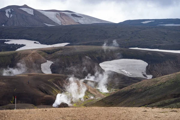Aktywny krajobraz wulkaniczny z żabą, lodowcem, wzgórzami i zielonym mchem na szlaku Fimmvorduhals w pobliżu Landmannalaugar, Islandia — Zdjęcie stockowe