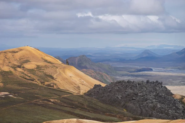 Landmannalaugar Valley. Island. Bunte Berge auf dem Laugavegur-Wanderweg. Die Kombination von Schichten aus mehrfarbigen Gesteinen, Mineralien, Gras und Moos — Stockfoto