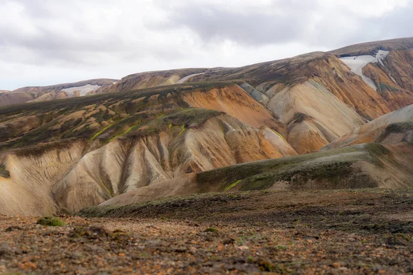 Landmannalaugar Montagne colorate sul sentiero escursionistico Laugavegur. Islanda. La combinazione di strati di rocce multicolori, minerali, erba e muschio — Foto Stock