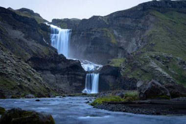 İki katmanlı şelale Ofaerufoss Eldgja Kanyon, İzlanda'nın merkezi