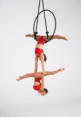 Beyaz izole Hava çemberi üzerinde Ikizler kadın sirk ikilisi