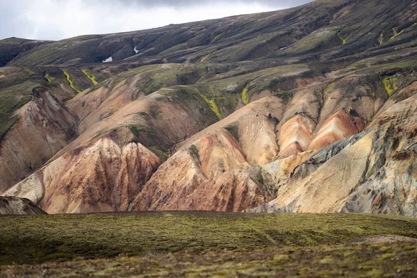 LaugavegurハイキングコースのLandmannalauarカラフルな山々。アイスランド。複数色の岩、鉱物、草、苔の層の組み合わせ — ストック写真