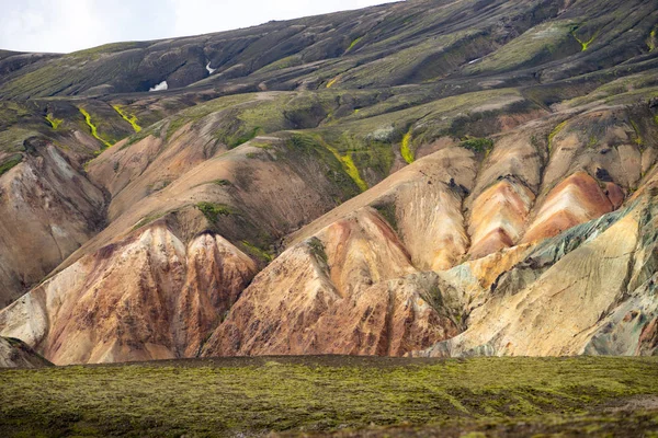 Landmannalaugar Valley. Islanda. Montagne colorate sul sentiero escursionistico Laugavegur. La combinazione di strati di rocce multicolori, minerali, erba e muschio — Foto Stock