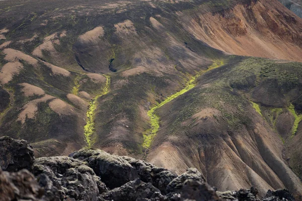 Landmannalaugar Färgglada berg på Laugavegur vandringsled. Island. Kombinationen av lager av flerfärgade stenar, mineraler, gräs och mossa — Stockfoto