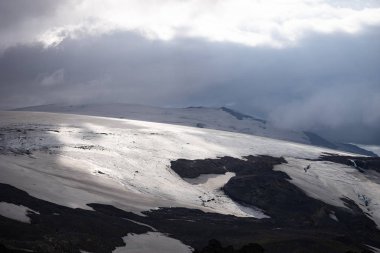 Buzullu güzel manzara Fimmvorduhals yolu yaz güneşli günü, İzlanda