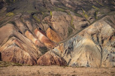 Laugavegur yürüyüş yolu üzerindeki Landmannalaugar Renkli Dağları. İzlanda. Çok renkli kaya, mineral, ot ve yosun katmanlarının birleşimi