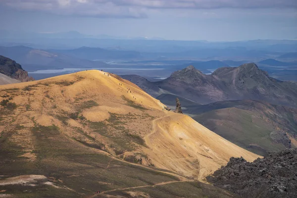 Κοιλάδα Λάντμαναλόγκαρ. Ισλανδία. Πολύχρωμα βουνά στο μονοπάτι πεζοπορίας Laugavegur. Ο συνδυασμός στρωμάτων πολύχρωμων πετρωμάτων, ορυκτών, χόρτου και βρύων — Φωτογραφία Αρχείου