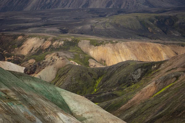 Landmannalaugar Färgglada berg på Laugavegur vandringsled. Island. Kombinationen av lager av flerfärgade stenar, mineraler, gräs och mossa — Stockfoto