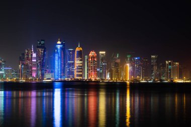 Gece Doha 'nın canlı Skyline' ı Başkent körfezinin karşı tarafından gece görüldüğü gibi